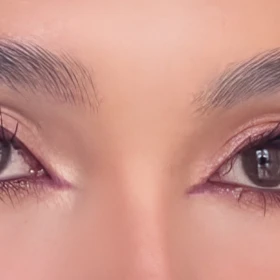 Cómo usar el eyeliner borgoña para rejuvenecer la mirada después de los 40, ideal para el otoño.png