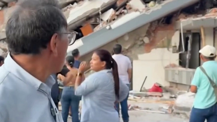 Equipos de emergencia buscan a sobrevivientes atrapados entre los escombros en Cali; un hombre buscaba a su pareja.
