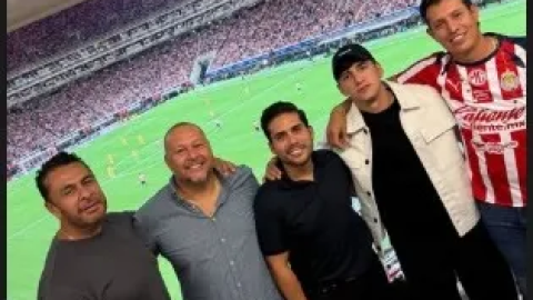 ¿Apoyó a Tigres? La inesperada aparición de Alan Pulido en el Estadio Akron durante la remontada de Chivas