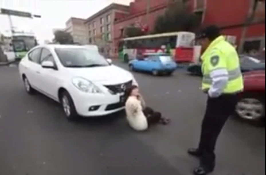 La mujer se negó a mostrar su licencia de conducir a los policías