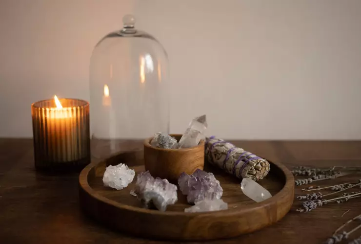 ¿Cómo abrir caminos con velas y cuarzos en casa, según la IA?