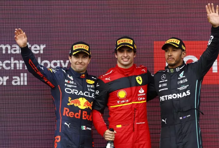 Checo Pérez con Carlos Sainz y Lewis Hamilton en el GP de Gran Bretaña