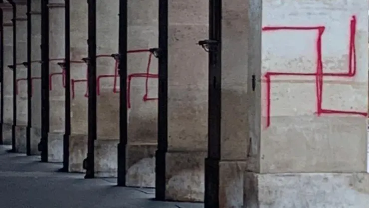 Esvásticas en París