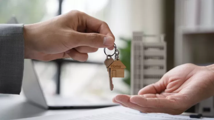 Los impuestos impiden a las personas de Texas y Florida comprar y vender casas.