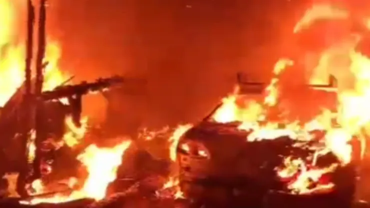 Diez bomberos combaten fuego que destruyó casa completa en Cañón de las Rosas