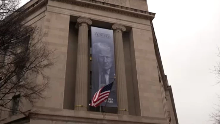 Juez frena revisión de dispositivos incautados a reportera de The Washington Post