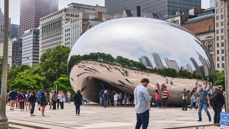 Personas rodeando el Cloud Gate de Chicago, Illinois