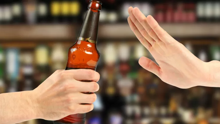 El gobierno dijo que el motivo de implementar esto es que la exposición a estos anuncios puede generar un mayor consumo del alcohol, en particular a las personas más jóvenes. Imagen: Depositphotos