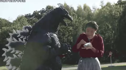 Adolescente tiene cita con Godzilla