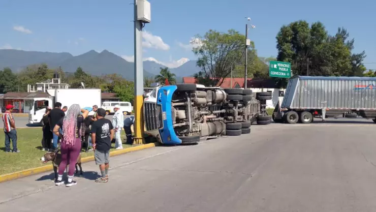 Así ocurrió la volcadura de un tráiler de doble remolque en Huiloapan