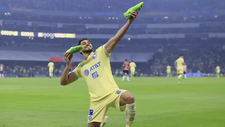 Henry Mart&iacute;n celebra un gol con el Club Am&eacute;rica