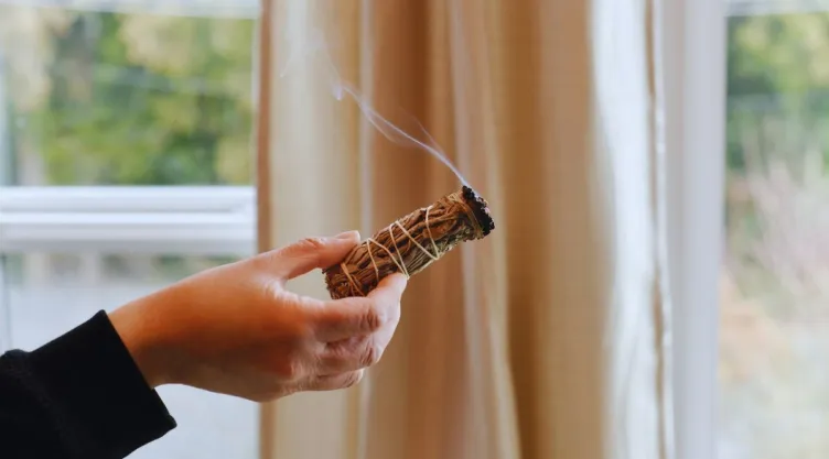 Qué significa que prendas un incienso en tu ventana y el humo se mueva