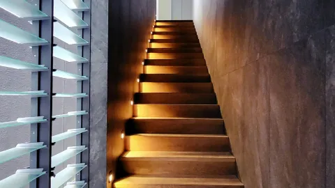 Escalera con iluminación LED
