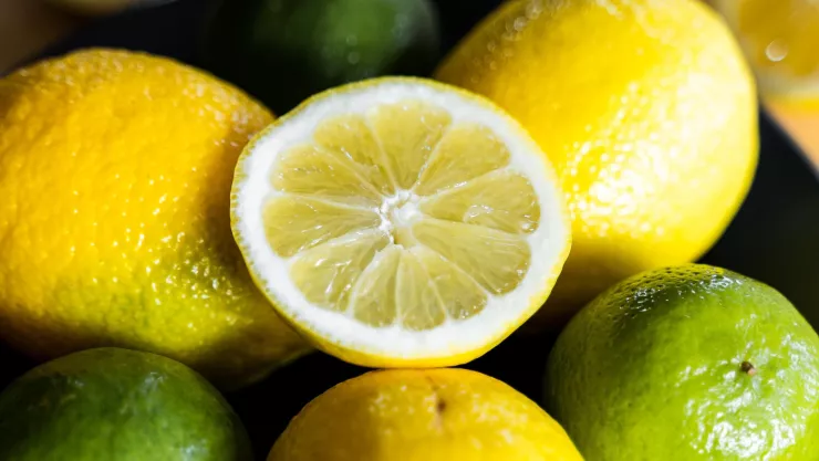 ¿Dónde se conservan mejor los limones para evitar que se pudran?