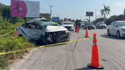 Accidente en la Cancún-Puerto Morelos_ Taxista y camioneta se impactan; reportan un muerto.jpg