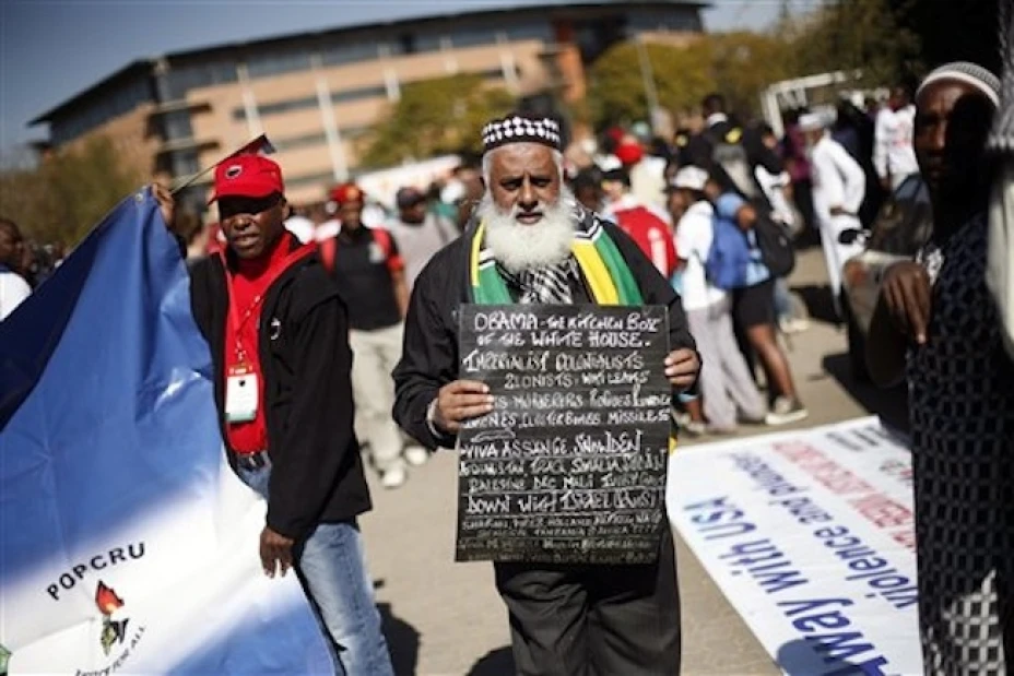 Protestan en Sudafrica por la visita de Barack Obama a su país, destacan su desacuerdo con las políticas de EUA