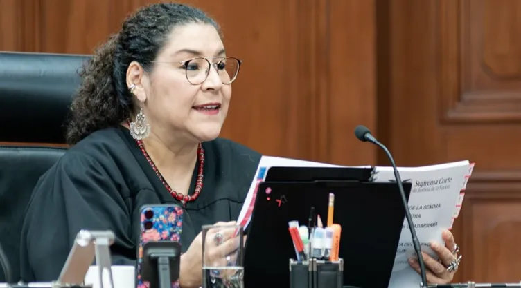 Lenia Batres justifica bloqueos en X ignorando jurisprudencia de la Suprema Corte.