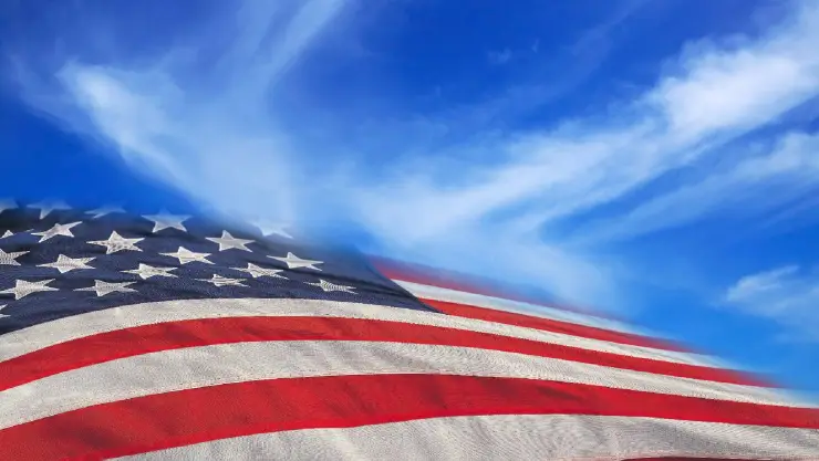 La bandera junto al cielo