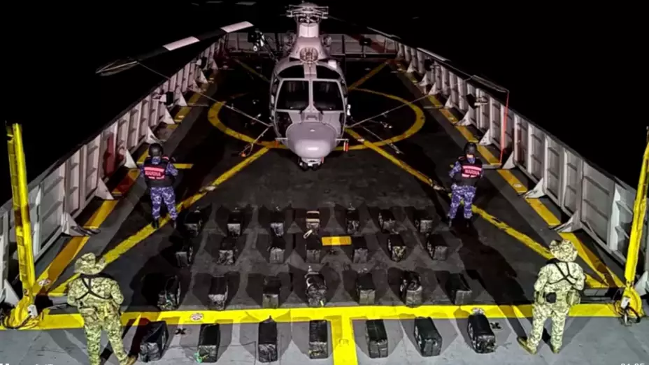 marina-decomisa-toneladas-presunta-cocaína-frente-costa-de-acapulco-video