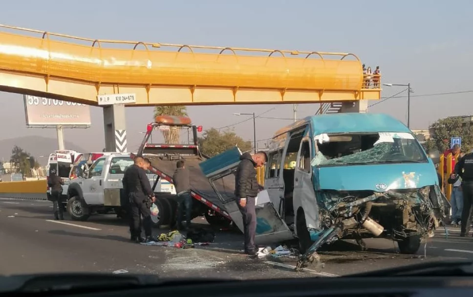VIDEO: Volcadura de combi en México-Puebla deja 18 lesionados