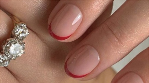 uñas francesas en color rojo clásica