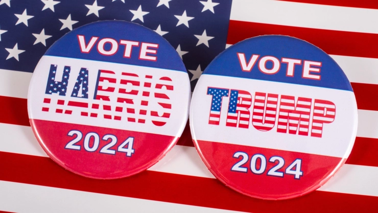 Pins de Kamala Harris y Donald Trump por las elecciones presidenciales de EU
