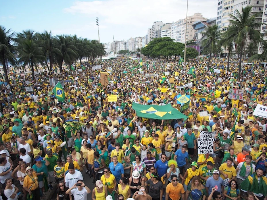 BRASILEÑOS PROTESTAN CONTRA GOBIERNO DE ROUSSEFF