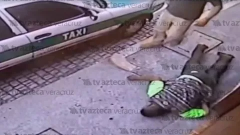 Hombre golpea a taxista en Xalapa