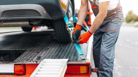 Hombre se lleva auto con la grúa