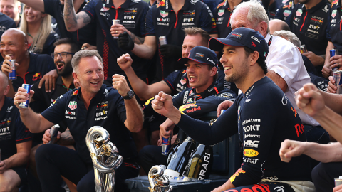Checo Pérez, Verstappen y Christian Horner de Red Bull