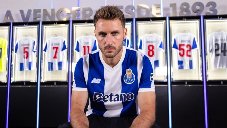 Santiago Gimenez con la camiseta del Porto