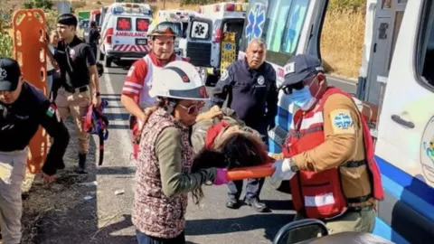 ¡Tragedia! Volcadura de camión deja 8 muertos y 24 heridos, entre ellos menores IMÁGENES SENSIBLES.jpg