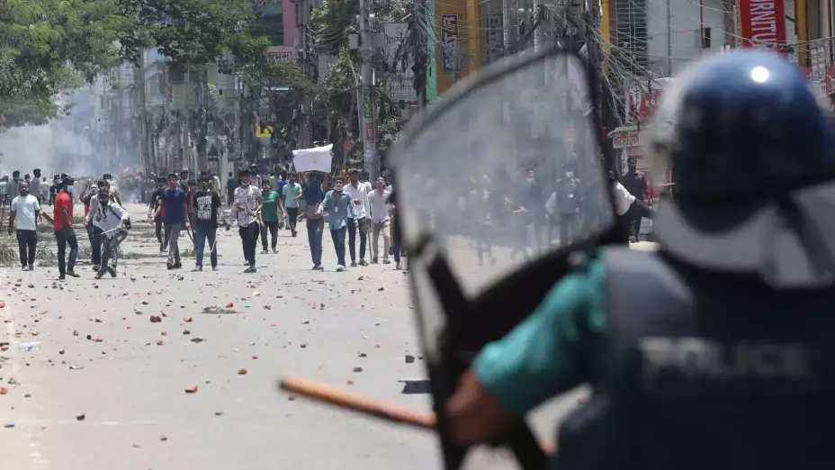 Estudiantes se enfrentan con policías en Bangladesh.