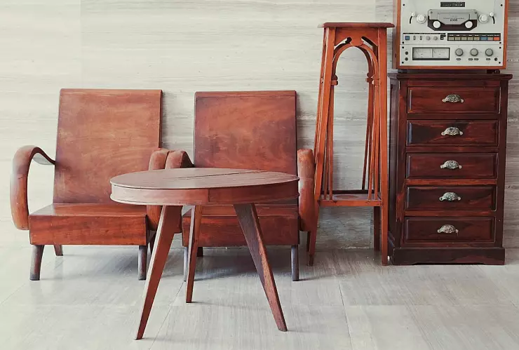 ¿Cómo eliminar las cucarachas de los muebles de madera?