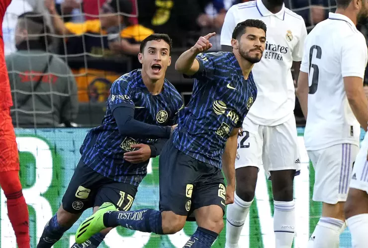 Zendejas y Henry Martin festejando un gol del América ante Real Madrid