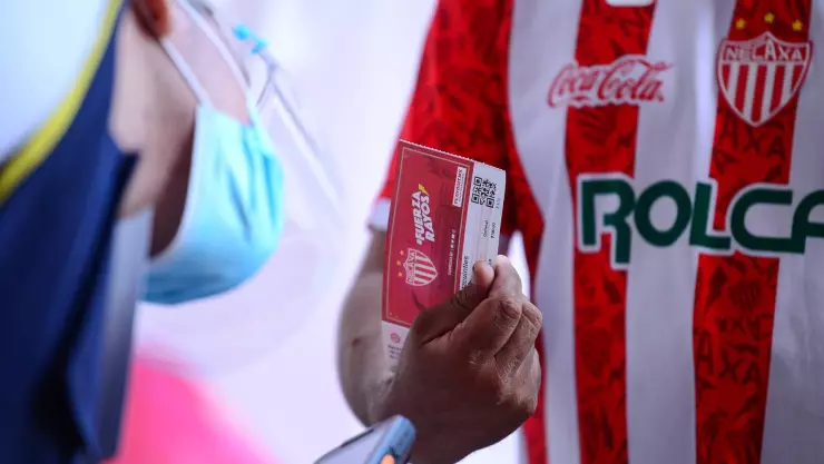 Aficionados ingresan al estadio Victoria.