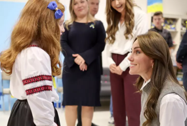 La princesa de Gales, Kate Middleton, junto a Liza en el centro comunitario Vsi Razom