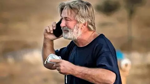 Alec Baldwin llega a acuerdo legal con familia de Halyna Hutchins.jpg