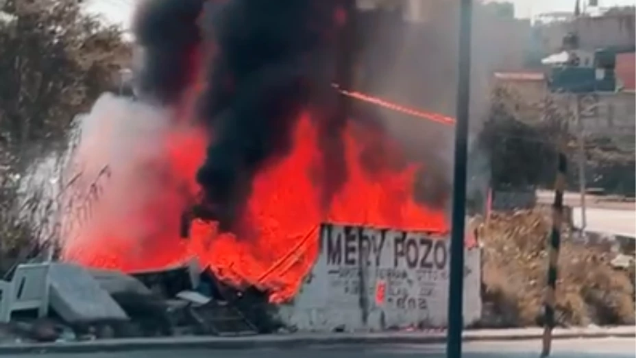VIDEO Incendio en terreno baldío en Periférico y Paseo de la Selva genera movilización de bomberos de Guadalajara.png