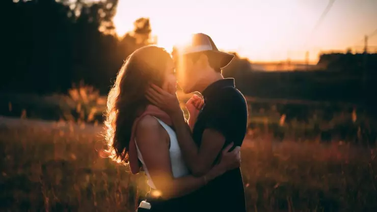 Parejas: ¿Cómo saber si un hombre se excita cuando lo besas?