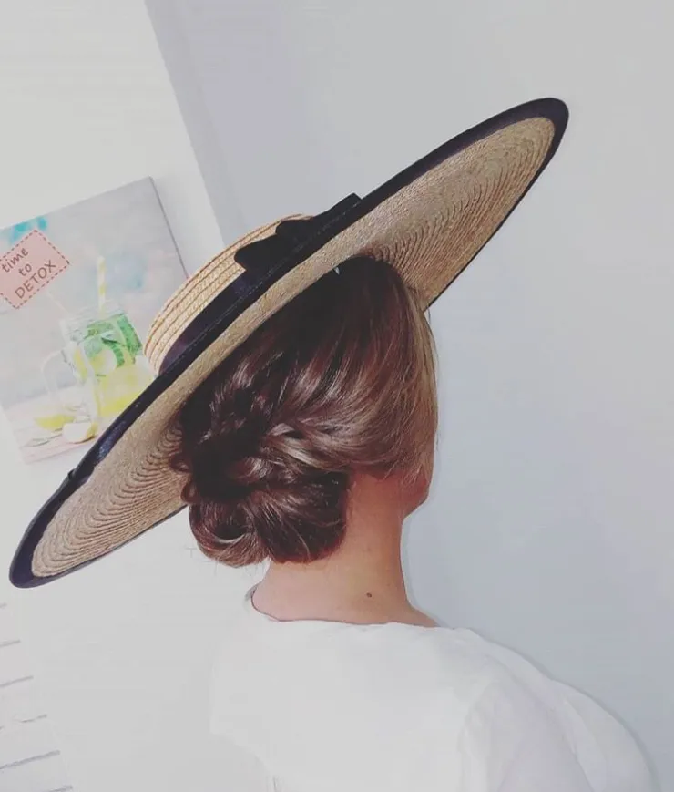 11 ideas de peinados con sombrero para mujer que se verán coquette, pero a la vez muy elegante