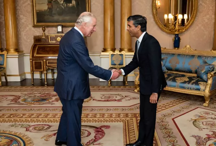 El Rey Carlos III nombra a Rishi Sunak como primer ministro británico
