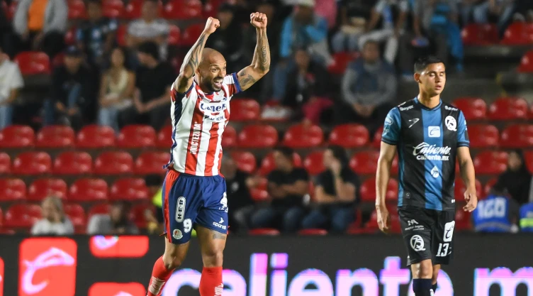 Joao Pedro, delantero del San Luis, anota gol ante el Querétaro