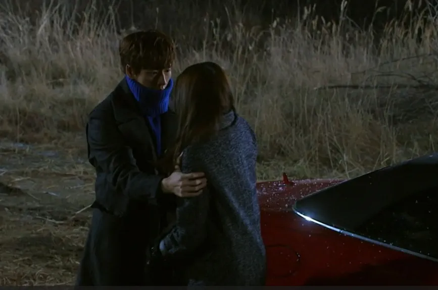 Hwi Kyung acude a apoyar a Song Yi quien está muy afectada tras casi caer al vacío, ya que Min Joon desapareció.