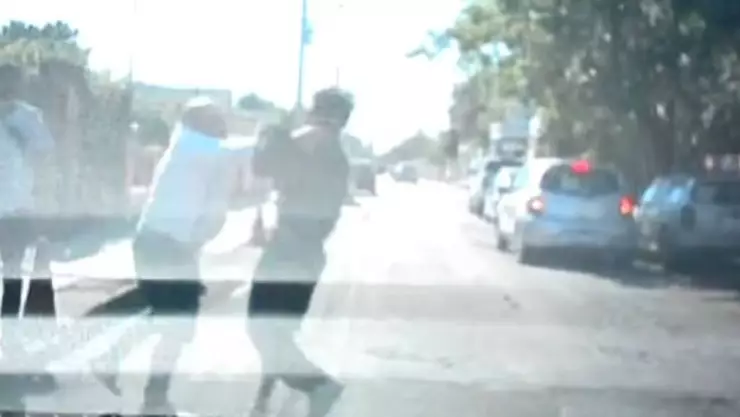 ¡Brutal PELEA! Conductores se agarran a GOLPES en plena calle al oriente de Mérida; VIDEO del momento