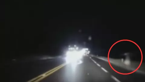 Mujer sin cabeza en carretera