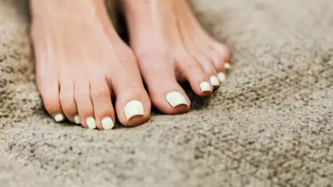 Colocar calcetines en los pies tras la crema hidratante ayuda a que la piel absorba mejor el cosmético