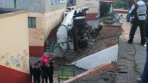 Vuelca pipa de agua que iba a exceso de velocidad en Tlalpan