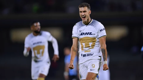 Juan Ignacio Dinenno celebra un gol con Pumas