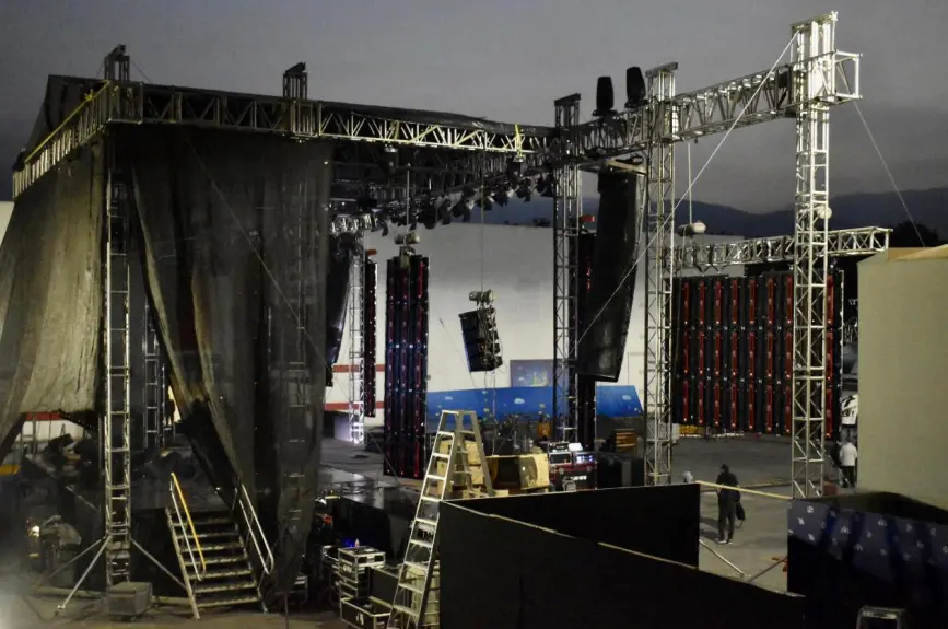 Construcción escenario Gran concierto Juguetón 25 años